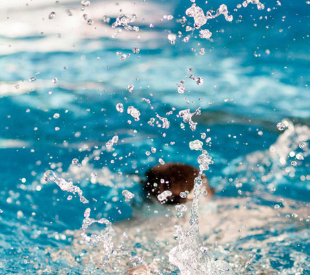 Person schwimmt im Pool
