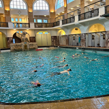Person schwimmt im Pool